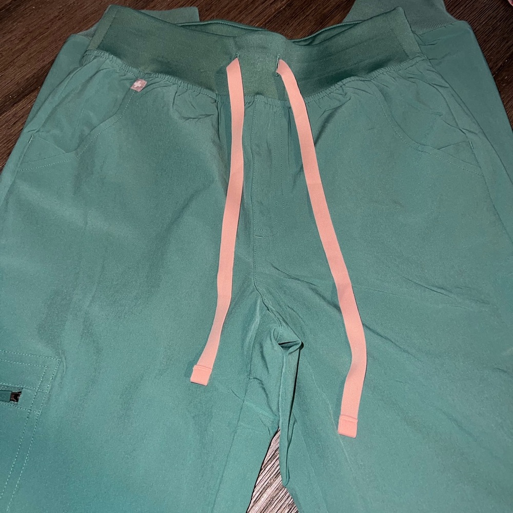 XS Figs eucalyptus green scrub joggers